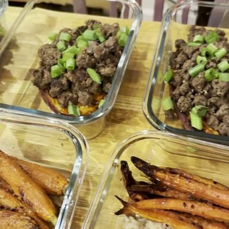 Beef and rice bowls with carrots